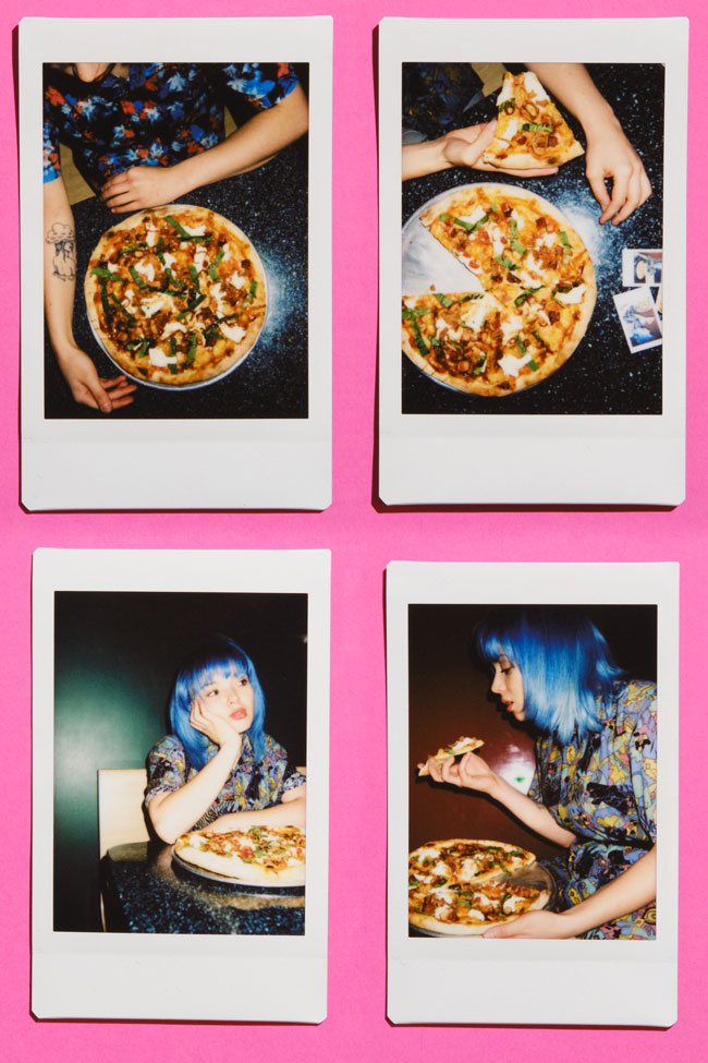 Varias fotografías instantáneas de una persona comiendo pizza